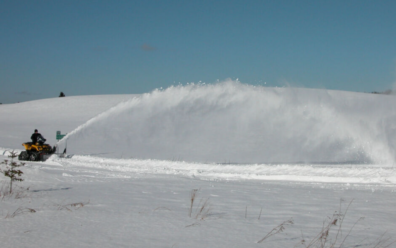 Chargez l&#39;image dans la visionneuse de la galerie, Souffleuse à neige professionnelle BERCOMAC 54&quot; (138 cm) moteur Honda 22HP
