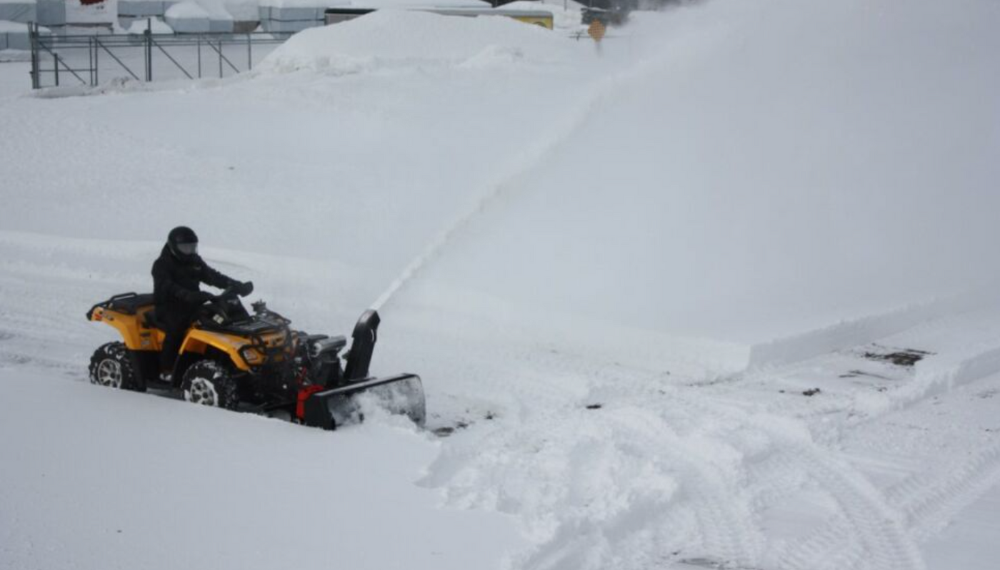 Souffleuse à neige professionnelle BERCOMAC 48" (122 cm) Moteur Vanguard 14HP